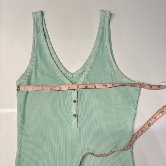 Guess Tank Top Green Sleeveless Top Size Medium - Picture 7 of 8